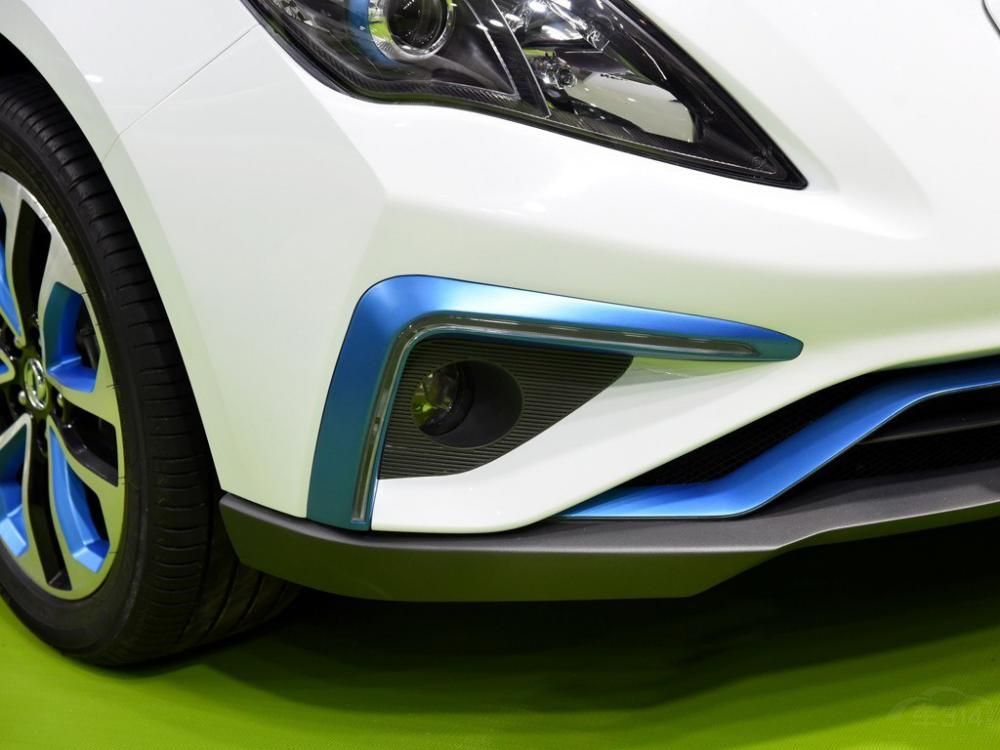 ���������β�����¿��S50 EV��������֮ǰ����ƣ�������Ͻ���Ȧ�ͺ��ո��·�Ҳ��������ɫ��׺��