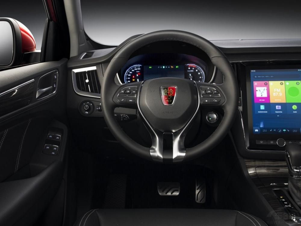 ���뵽�����ڲ�������RX5�Ĳ���ʮ�ּ�����ʡ�����10.4Ӣ��ĳ�����Ļ��һ�����㣬װ���˰���Ͱ������з���YunOS����ϵͳ��