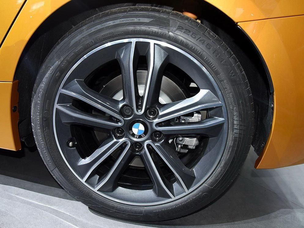 �������Է��棬ȫ��BMW 1ϵ�˶��γ�Ҳ˿������Э�������Լ��ѵ����Σ��������Ȳ�֧����ǿ�ݳ������ԡ����⣬�������ر�Գ�������̥���յ���ǰ�絲����������ɲ�������ȶ�������ȫ���Ż���