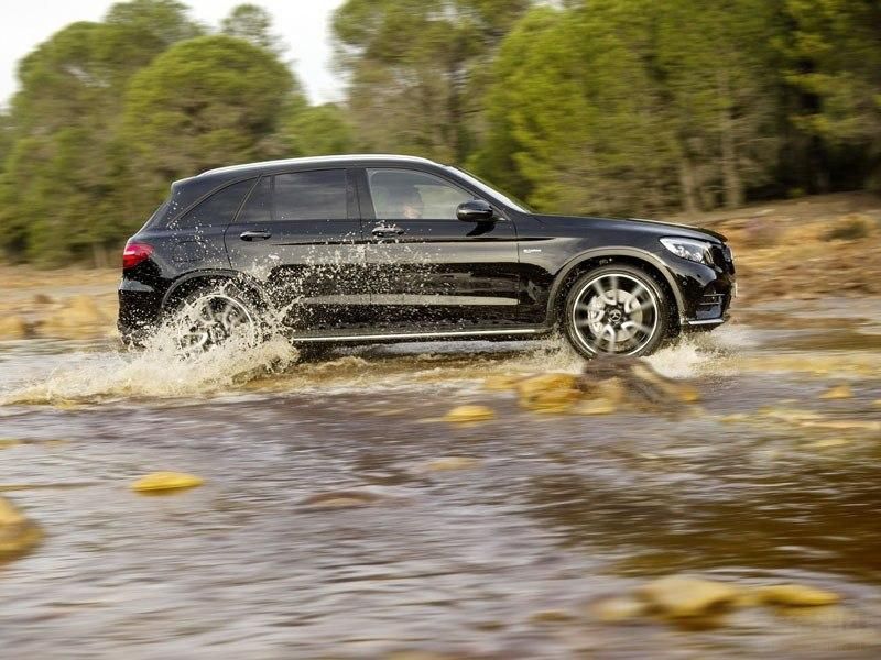 �³��ڳ���ǰ���Ӱ崦���С�BITURBO ���Լ���4MATIC����ʾ��