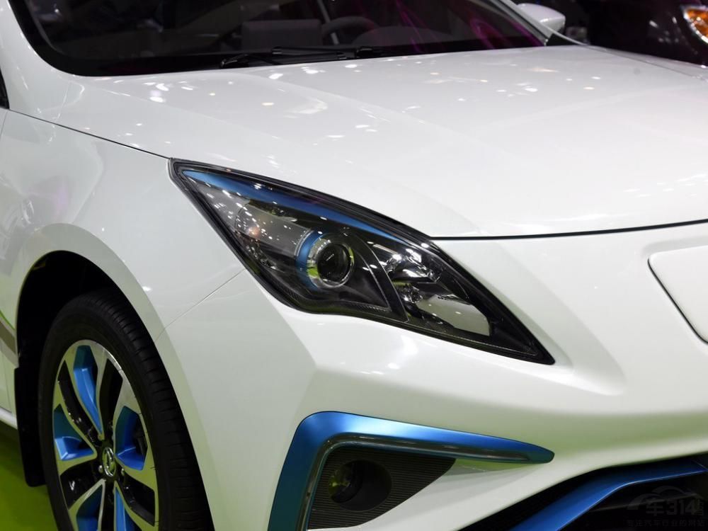 ǰ��Χ�������׺����ɫԪ��װ�Σ�������綯�����������ݡ�