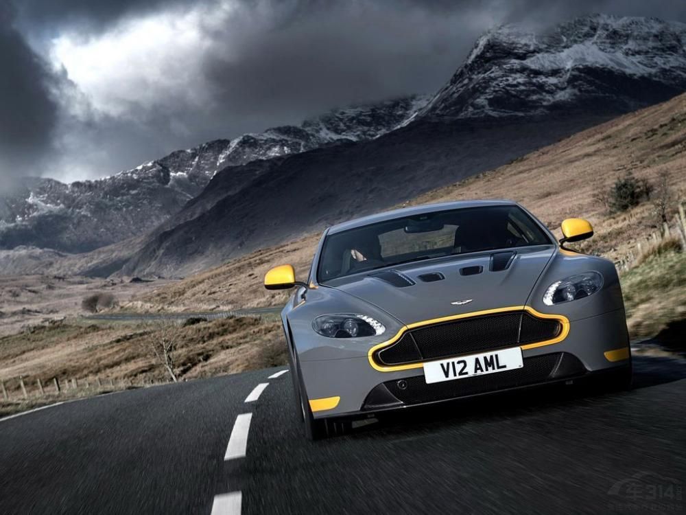 ��˹������V12 Vantage S������ȫ�¹�ͼ���³����û�ɫͿװ����ʹ��������ɫ���е�׺���Ӿ�Ч����ɫ��