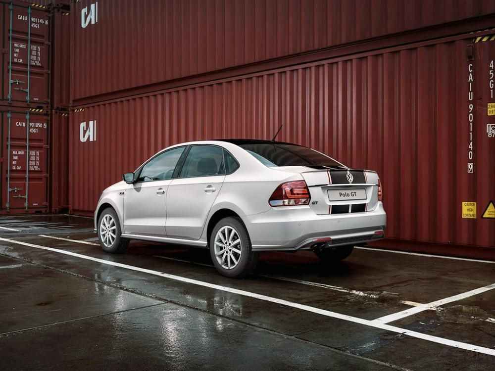 ǰ300�������POLO GT���ͽ�ʹ�ö��صĴ���ɫ���������İ�ɫ���ᣬ�Ӿ�Ч�����ӳ�ɫ��