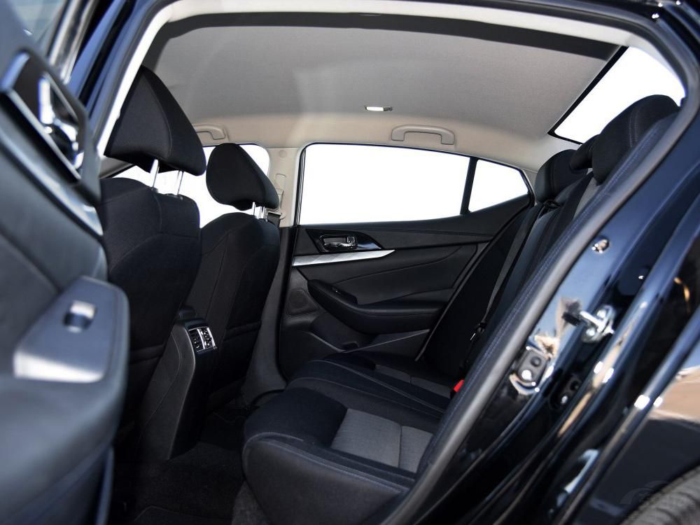 �����������һ�����㣬�����Ǳ����䱸��7Ӣ���ɫ��Ļ��������ʾ����ϵͳ������ϵͳ���г����ԡ���ȫϵͳ����Ϣ��