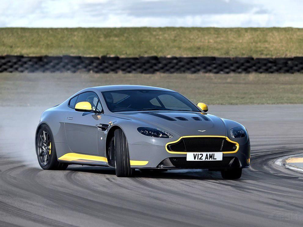 2017��V12 Vantage S�����˻�ɫ����Ϳװ����ǰ������դ�����Լ�����Ӿ��ȴ������˻�ɫͿװ��