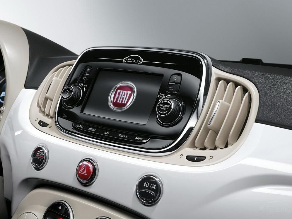 �¿�Abarth 595�����β�����ȫ�µ��˶��Ǳ����Լ�ӵ��7Ӣ����Ļ��UConnect���ܶ�ý��ϵͳ��