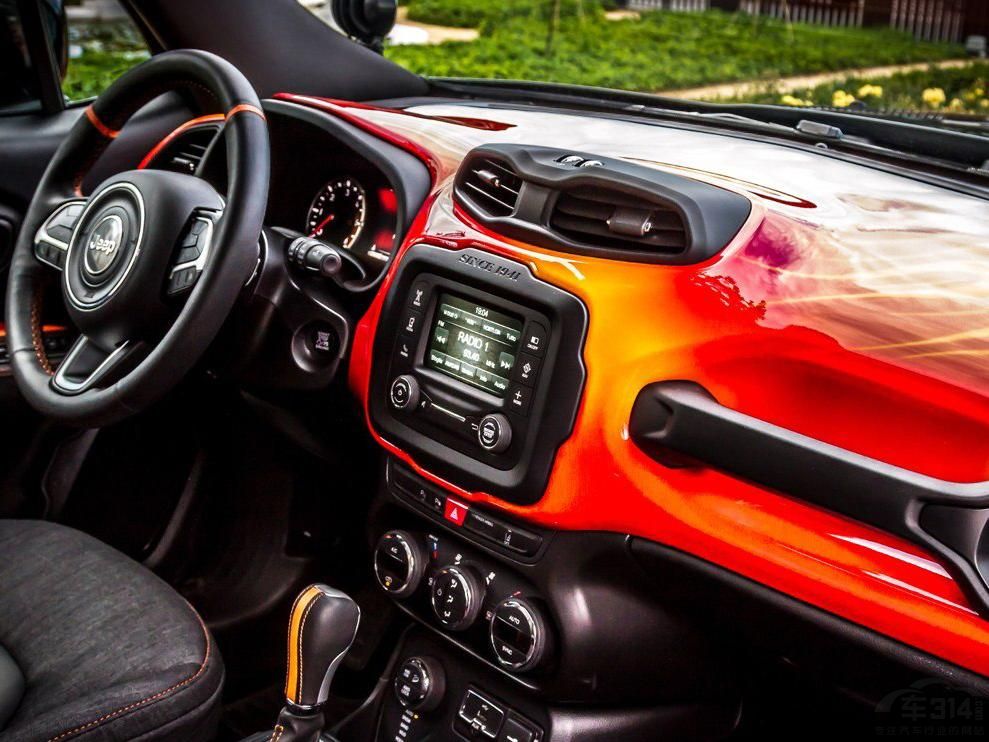 ͬ���һ�������������Σ����֡�Q����ζ�����ں����ɫ�Ĵ������������ɫ�ΰ壬�������ڲ��ռ�������ᡢʱ�еķ�Χ��