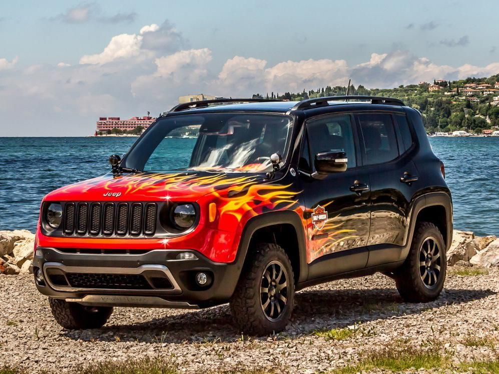 ��������������������˺�������ƣ�ǰ������Jeep��־�Ե����Ÿ�դ��Բ�δ�ƣ�������������ȥ����֮�д���һ��ɰ���