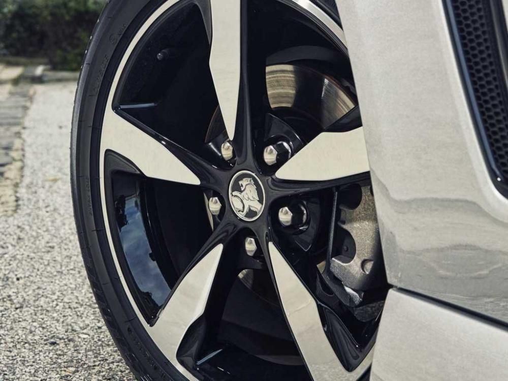 �ó����䱸�˲�ɫ̧ͷ��ʾ����HUD����GPS������