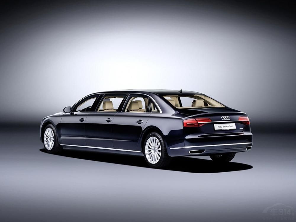 �³�ǰ������������A8L�����ͣ�ֻ��Ϊ��������೵�͵ƹ�Ҫ�������һ��С�ı�־�ơ�