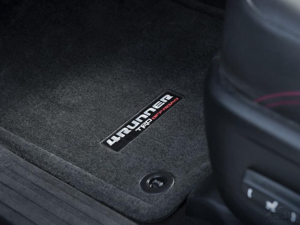 �����ڳ��ڵذ���Ҳ��TRD OFF ROAD��ǡ�