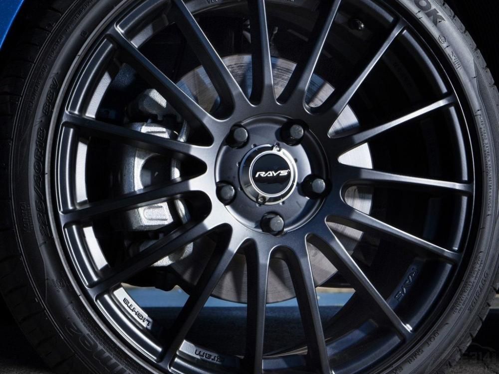 �ó����䱸��225/40 R18����̥��8Ӣ����������Ȧ�ǳ��Ķ��С�