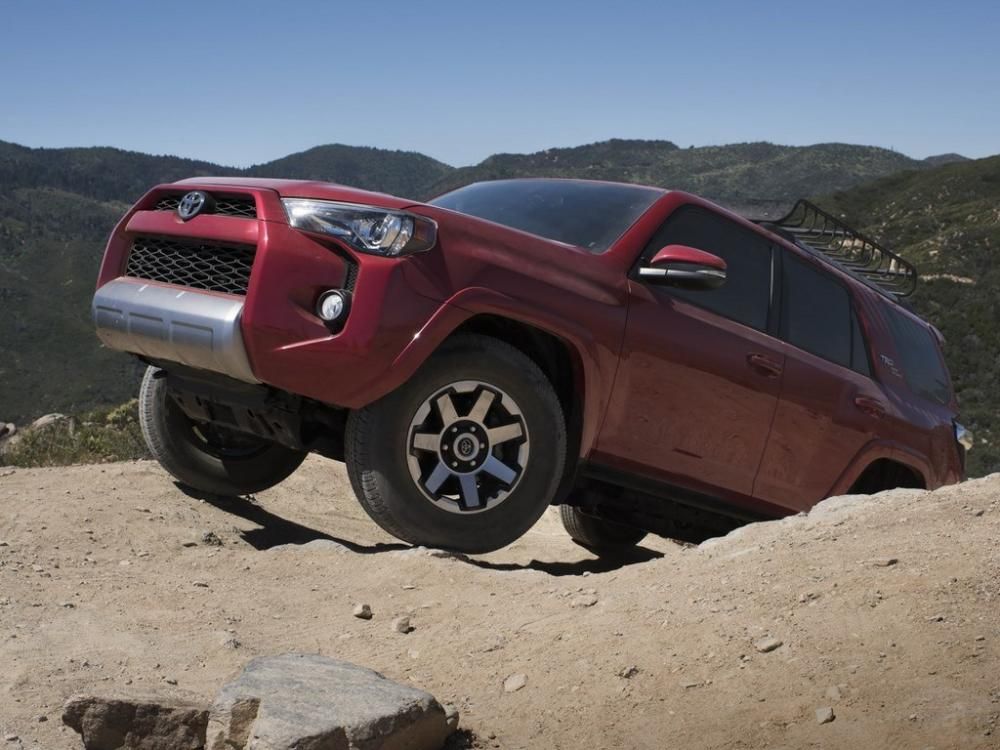 �³�����������ͨ�泵�ͻ����ޱ仯�� ��Ҫ��C���Ϻͺ�ɫ��Ȧ����Ƕ�ˡ�TRD OFF ROAD�����¡�