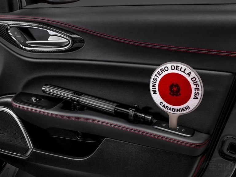 ���Ű��ϻ��䱸�˾�ʾ�ƺ�LED�ֵ�Ͳ��װ����