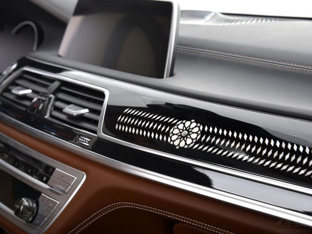 �����Ƴ��ر�汦��750Li xDrive Solitaire��ͼ���³������±���7ϵ�Ļ����ϣ���������ۺ����ε�������