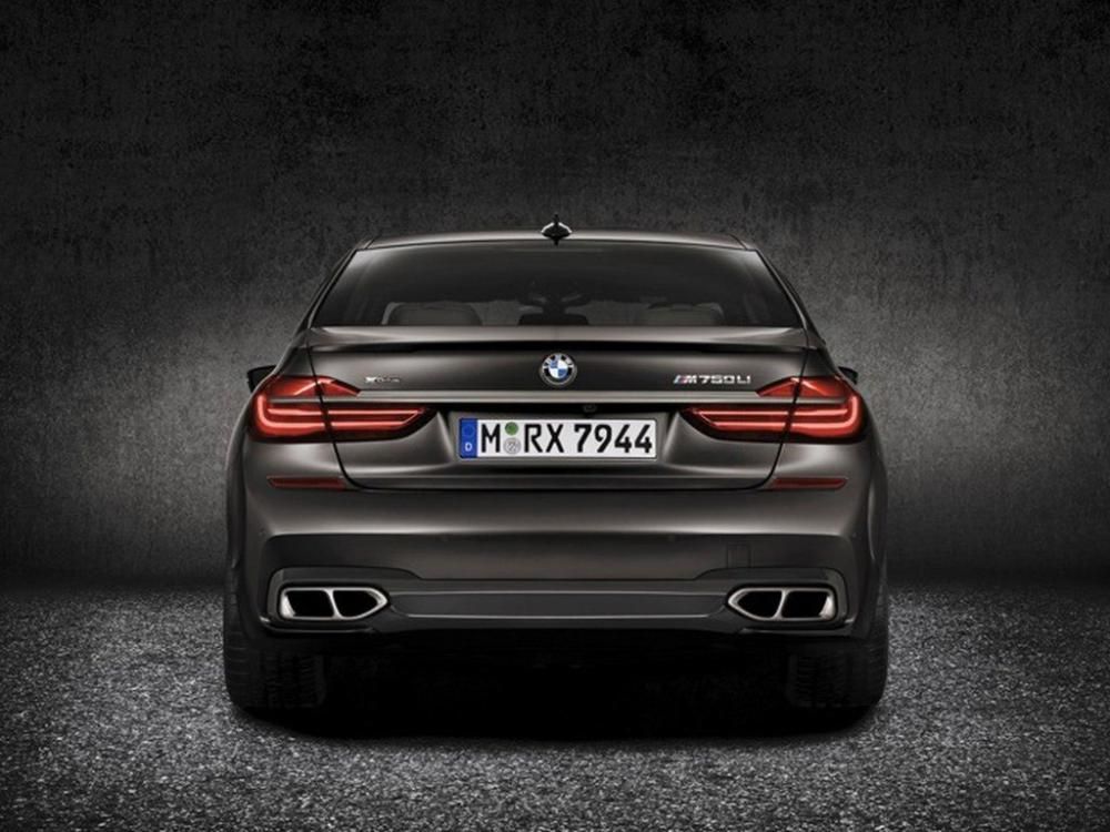 ��Ϊ����7ϵ����ĸ����ܰ泵�ͣ�M760Li xDrive�䱸��ȫ�µĿ�������ѧ�׼���