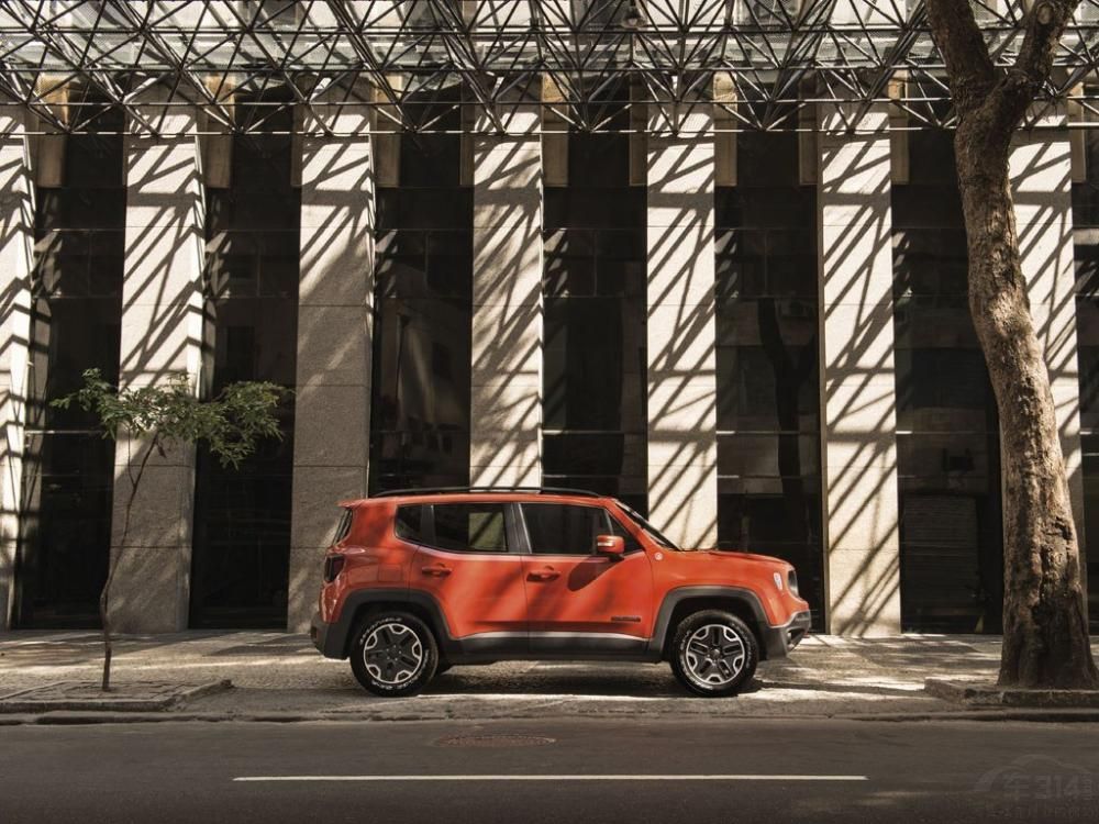 ���ȫ��С��SUV���͵�ǰ����Ȼ������Jeep�߿��ͽ�����դ�ļ���ʽ��ơ�