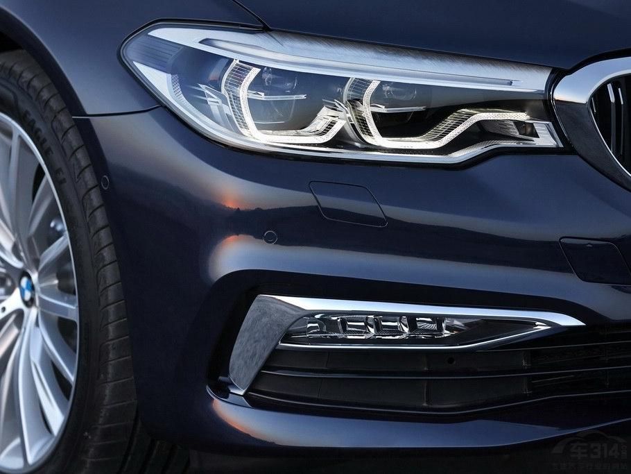 �³�����ֿ������˸���߿Ƽ����ã���10.25Ӣ���пش�����12.3Ӣ��Һ���Ǳ���ȫ�µ�iDriveϵͳ�����ƿ��ơ�Bowers & Wilkins�����Լ�ң�ز����ȶ���������³��ϡ�