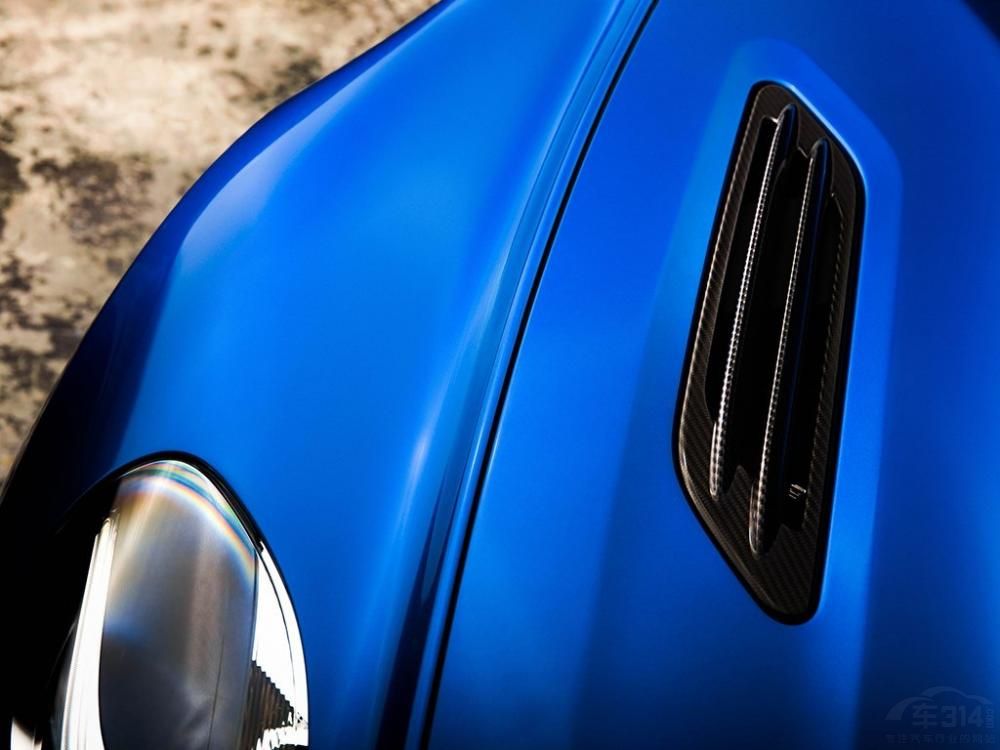 ���η��棬�³��п�̨�����˺�ɫ��̼��ά�ΰ壬��Ƥ���������Ρ��������Ű������˰�ɫ���߹���