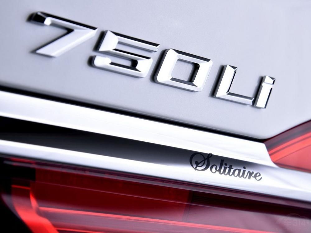 ���β��֣�����7ϵ�ر��ѡ����ɫ�ͺ�ɫ���䣬�ڳ������������ڲ���Alcantara���ϣ����ŵ���Ϊ��ë����