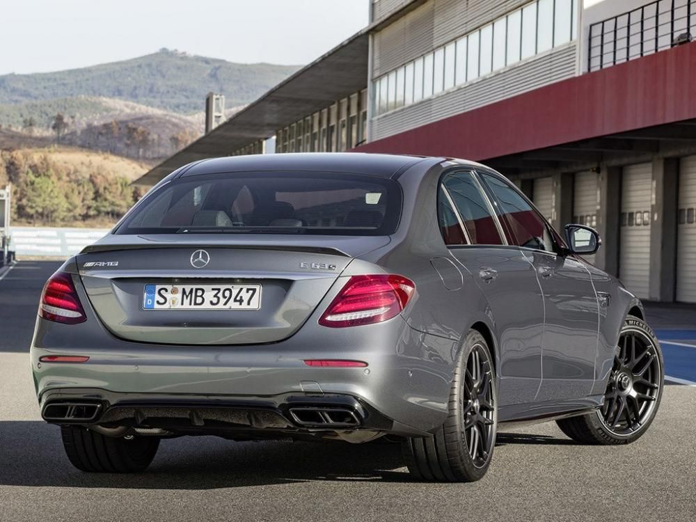 ��ΪAMG���ͣ�ȫ��C 63 AMG��ʹ��һ�׸������ƶ�ϵͳ�����ṩ���ܸ�ǿ���մɲ���ɲ��ϵͳ��ѡ��