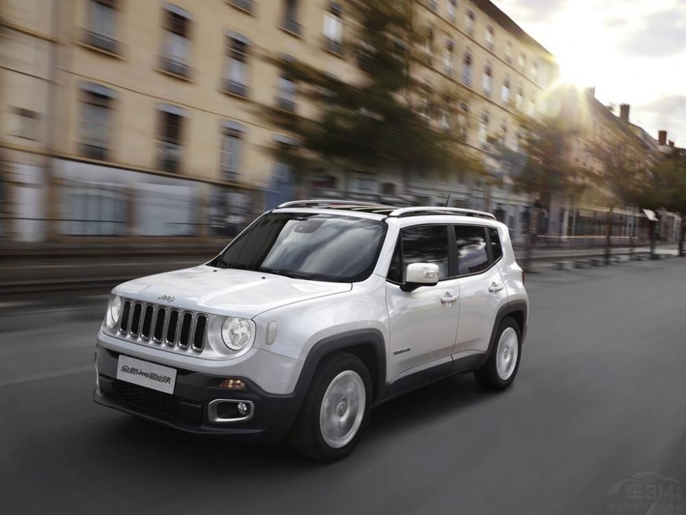 ��ǿ�汾Trailhawk 4x4�䱸��17Ӣ�����̥�����ܹ�ʵ��480mm����ˮ��Ⱥ����1500kg��ǣ��������