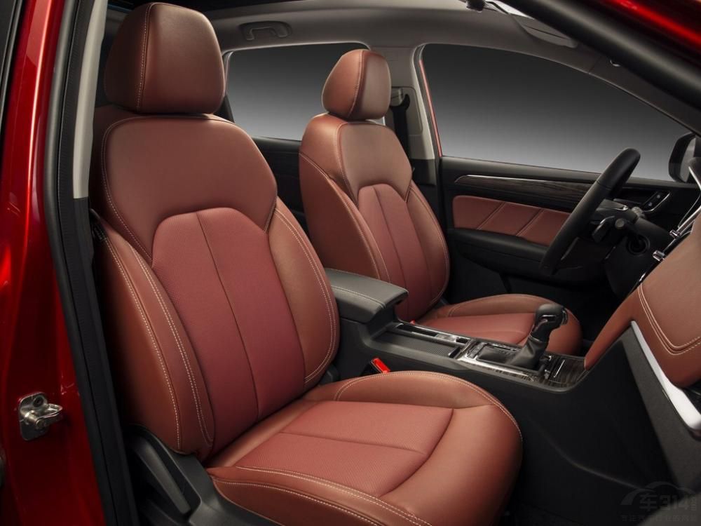 ����RX5ӵ��2700mm������4545*1855*1719*�ġ���Χ����������ռ�SUV������ˮƽ���ܹ����������ճ���ʹ�á�