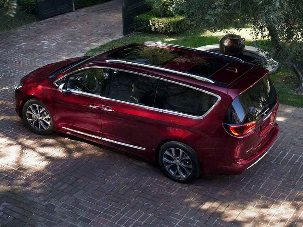 �³�����˫�촰��ƣ�λ��ǰ������һ���ɲ��ֿ����Ĵ�ߴ��촰���󷽵����������Ϸ�����һ���ߴ��С���촰