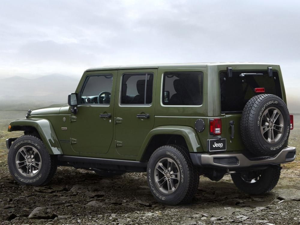 ���ֳ��Ͳ��ö��ص�ī��ɫ���ᣬ���������˲�װ����ȫ�����͵�ǰ���ոܡ��������ո��Լ�17Ӣ����Ȧ��