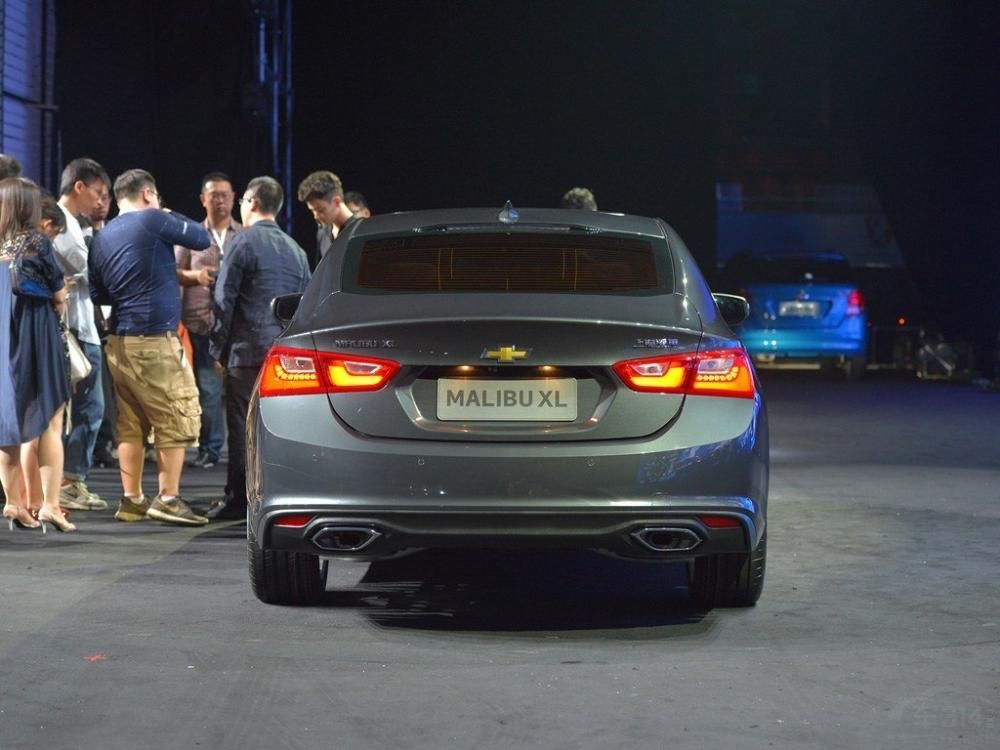 ���ȴӳ���ǰ���������³�����ʽ��˫��ǰ������դ���ӱ�ƽ��