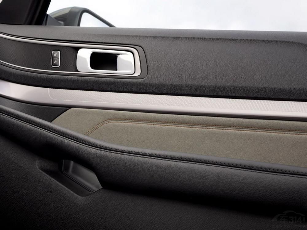 ���η��棬�³��ڲ���������˺�ɫ����ɫ�������������Լ��Ű崦��������Ƥ���ʵİ�����