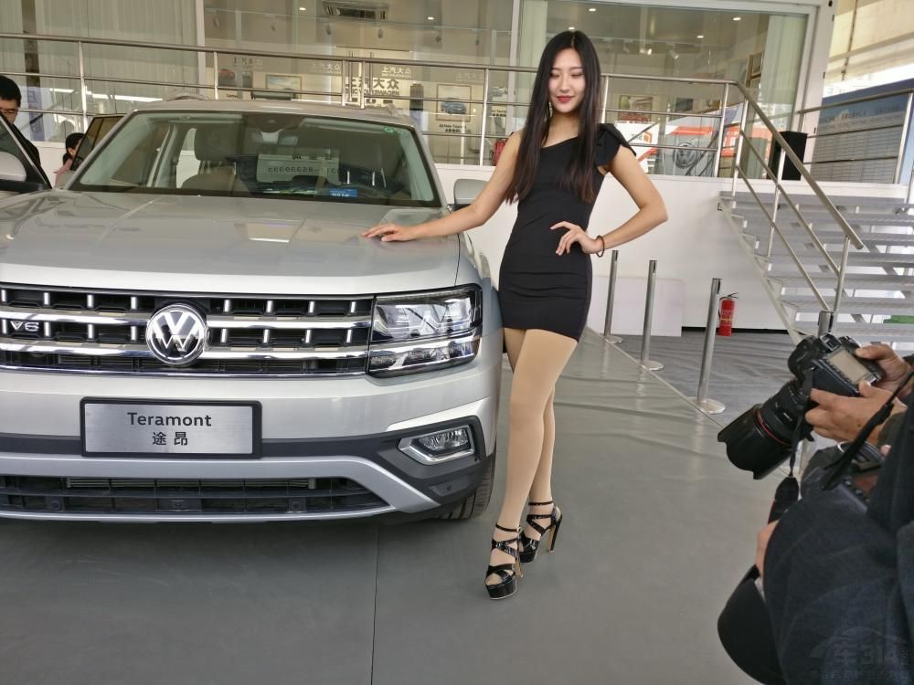 �ɾ�����������Ȼ�����װ�����һȺƯ��Ů����һ��ժ������