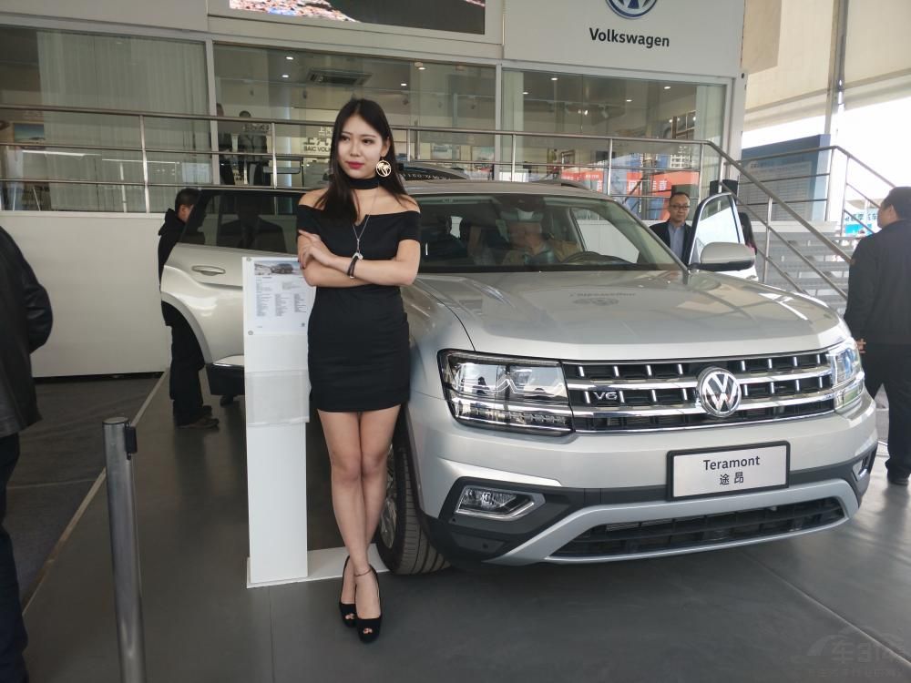 ���Ǵ����ɿ��ϸ����Ь��˫���ݶ��ȳƣ��߸ߵĽŹ���