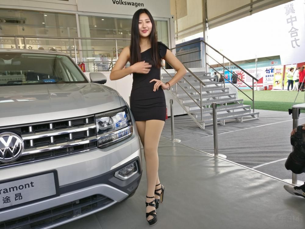 һȺŮ���Ӷ����˵㵭ױ��ͷ��Ҳ��ֱ����ֱ�����͵����ͣ����ĵĴ����ˡ�