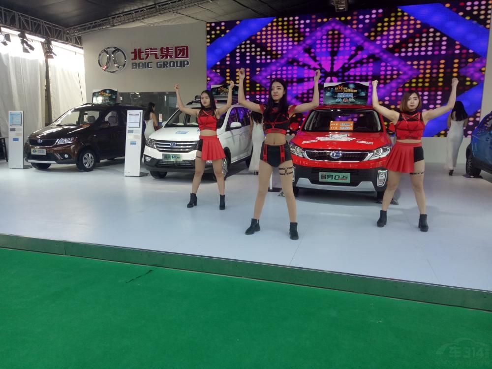 ��ת�ڼ�į�ı�Ե��