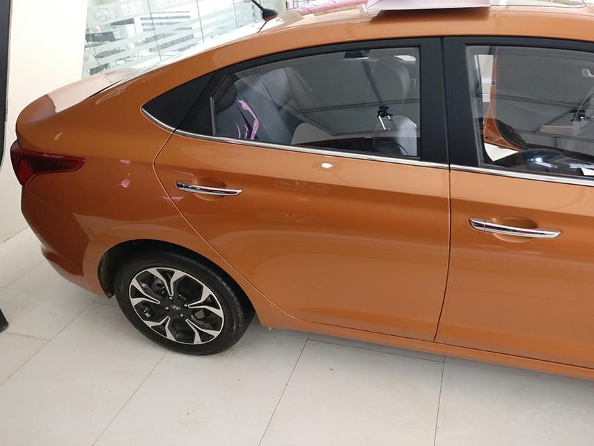 ᣬȫµļǰľ߹ԣǰͷϵĻơ