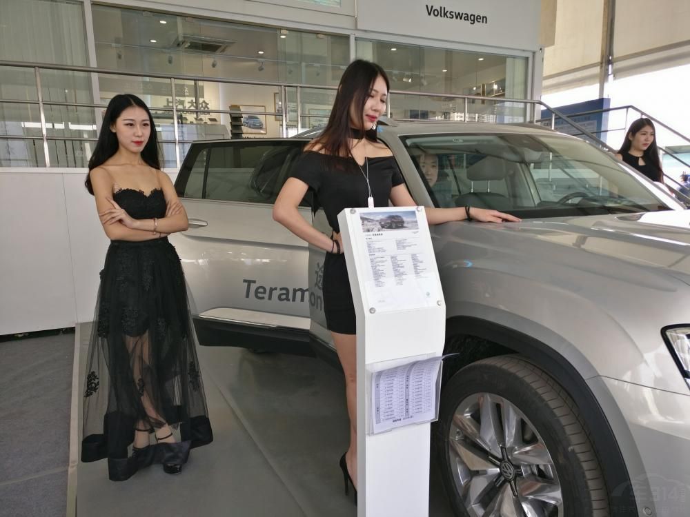 ˫ü�޳�����ɫ��Ȼ΢�ڣ�ȴ�ڲ�������������