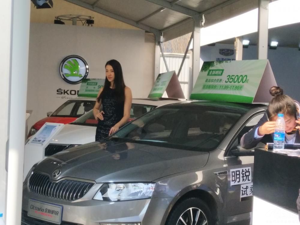 һ������Ů����������Ƣ�ġ�