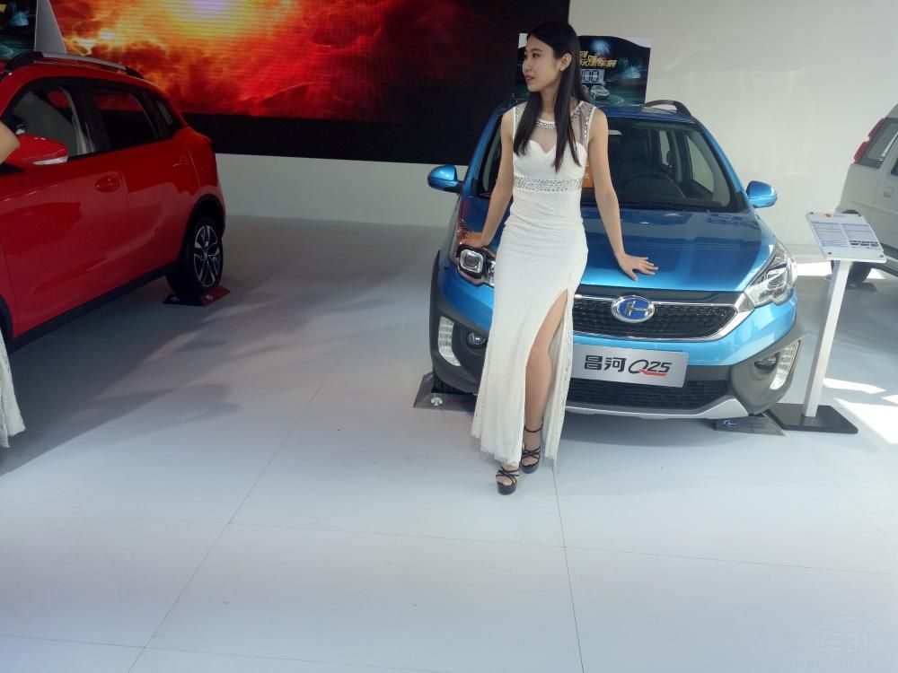 �崿����������һ�����ĵ�Ů����