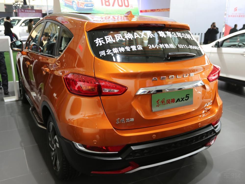 ���䳵�;���ȫ��Ӱ��λ�ڳ�����Χ���ĸ�����ͷΪ�䲶׽���档