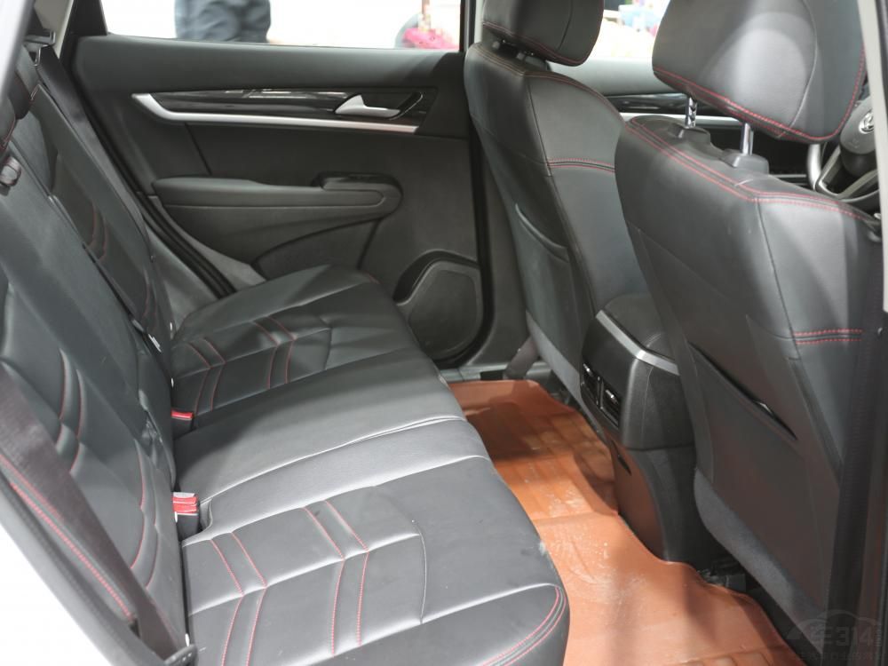 ������2712mm����࣬AX7�ĺ��ſռ��Ŀ��Զ���һ���ˡ����Һ����в�û��͹��