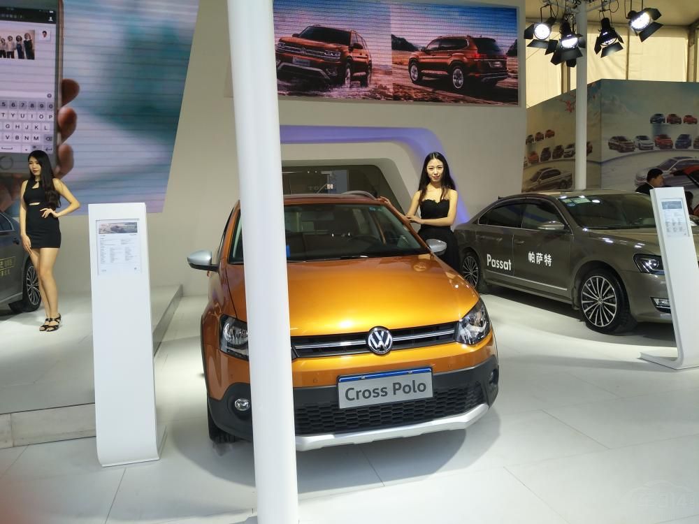 ��ɫ��ͷ���쳣Ũ�ܣ�һ���������ķ·�����ͭ���ɵķ���Χ������˫�գ�һֱ������Բ�ļ��ϡ�