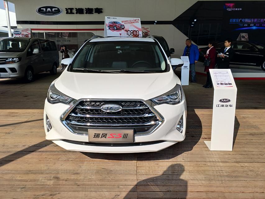 �³�װ����һ��8Ӣ��Ķ���ʽ��ý����ʾ������ֱ��ʴﵽ��1024x600px��