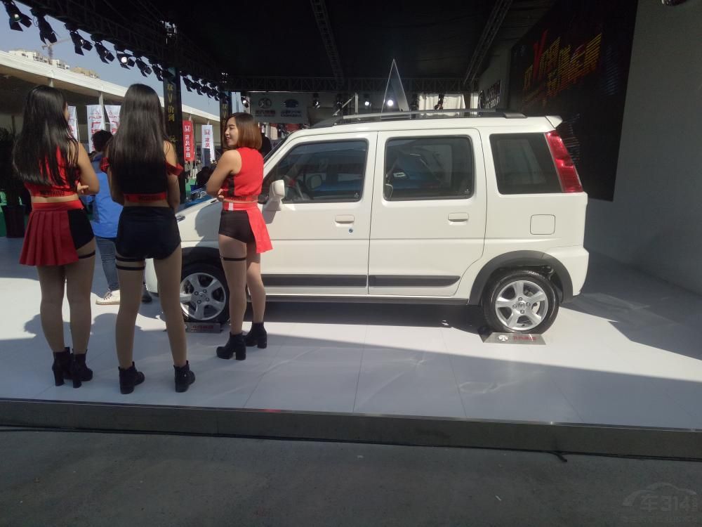 ���ǵ�ͷ����ɢ�ڼ��ϣ��������Ʈ����̫������һ�㡣