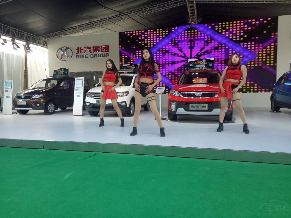 ���ϣ��̳�ӯӯ��һ��������ɫ��������Ө������������ϡ�