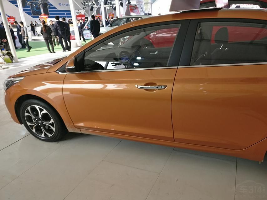 1.6L���ͻ��䱸��ʱ�����е�LED�ռ��г��ƣ��Լ�ʵ�õ����μ��ȹ��ܡ�