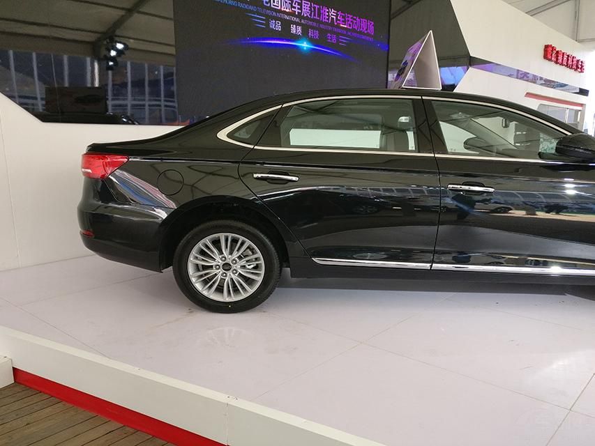 LED�ռ��г�����ǰ��Χ��Ϊһ�壬��������С�