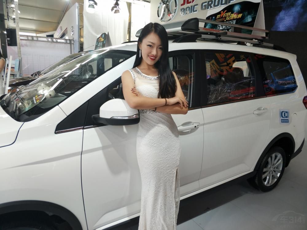 ����һͷ�ڷ�֮�⣬ȫ��ѩ�ס�