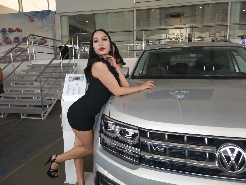 ���ɫ���ٲ���ͷ����к���¡�