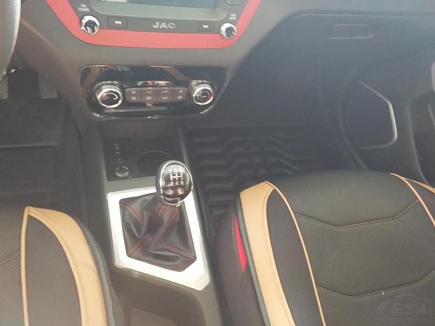 ��1.5L������ƥ���5���ֶ��������CVT�����䣬�����ͺ��м���İ�����